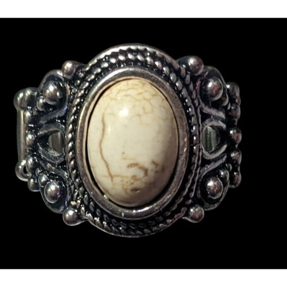 Victorian Style Silver Tone Stretch Ring With Marbled White Cabochon Size 7 1/2 - Picture 1 of 16